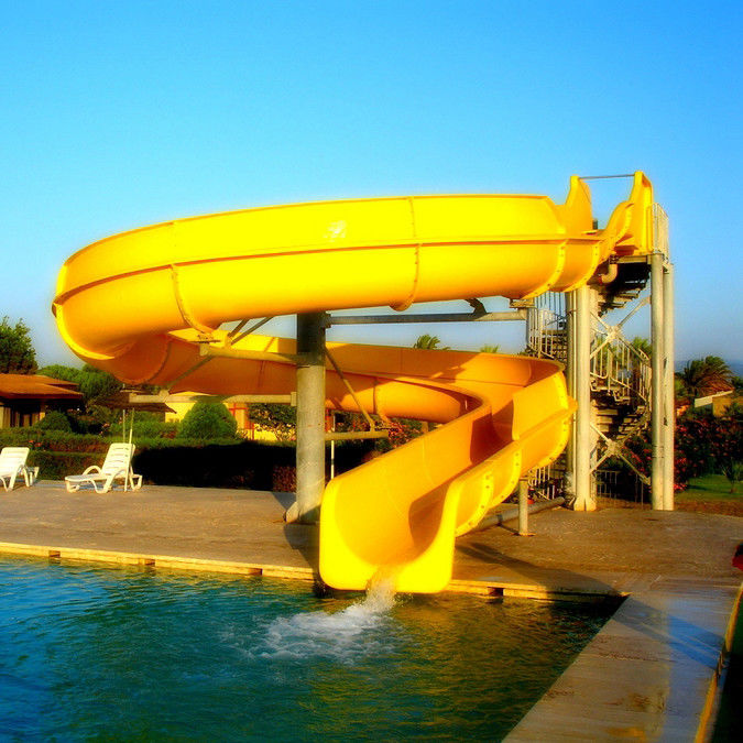 Slide in piscina in hotel con maniglie di sicurezza gradini antiscivolo colore personalizzabile