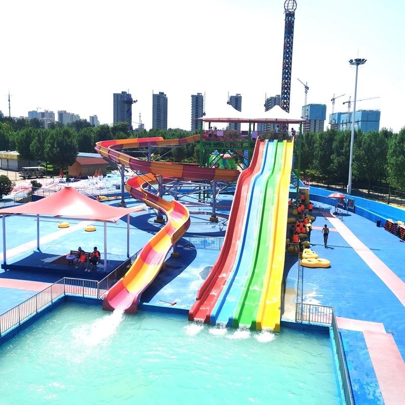 Scivolo d'acqua a arcobaleno a più corsie con disegno e colore personalizzati per il parco acquatico