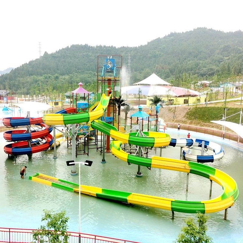 Parco giochi all'aria aperta in fibra di vetro per famiglie con scivoli d'acqua per tutte le età