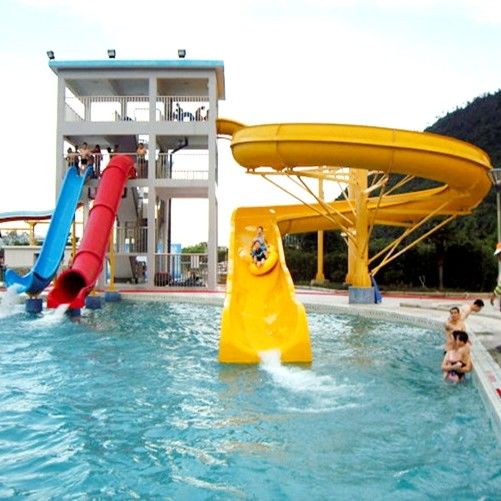 OEM Parco acquatico all'aperto Scivolo in fibra di vetro Colori personalizzati Corpo adulto Scivolo in piscina Divertimento