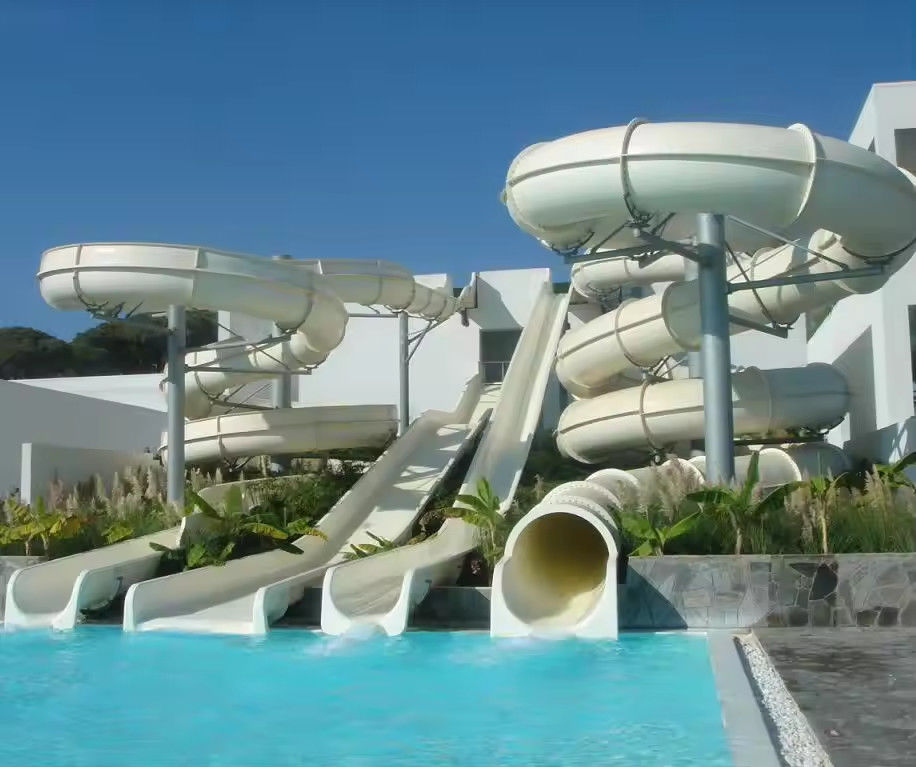 Grandi scivoli d'acqua per le famiglie Grandi scivoli d'acqua per divertimenti acquatici emozionanti in colori vivaci