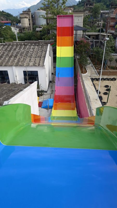 Da 5 a 60 anni, scivolo d'acqua a forma di U, grande scivolo d'acqua multicolore boomerang.