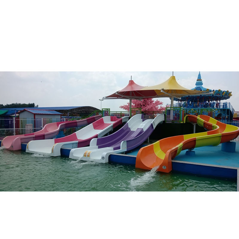 Colorato scivolo d'acqua per bambini con piscina di splash